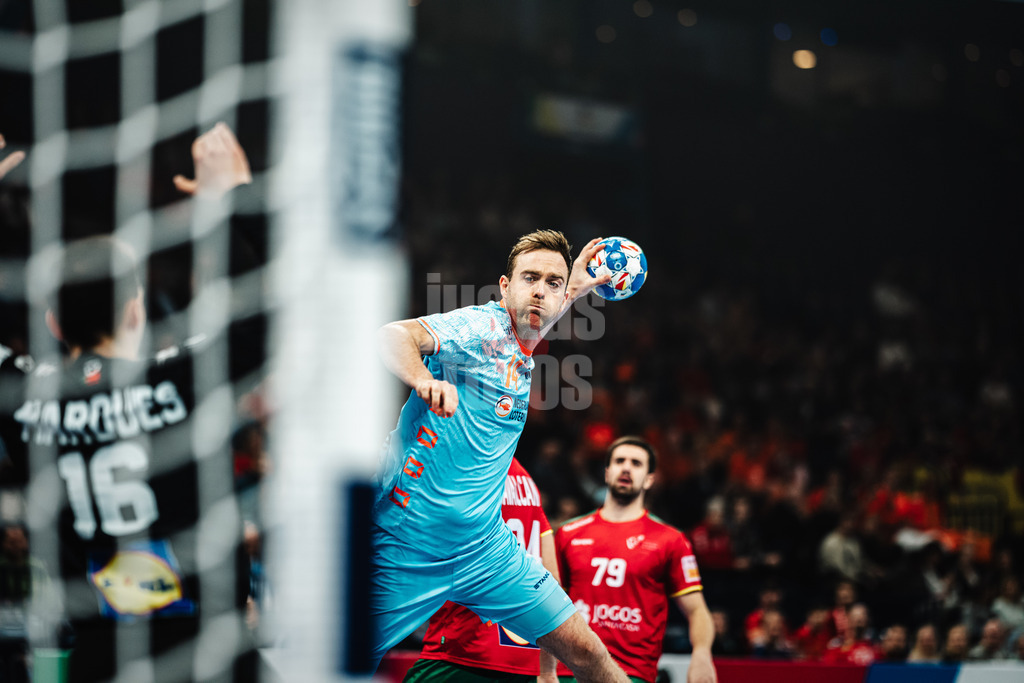 Handball | Herren | EHF EURO 2024 | European Championshop Men 2024 Final Tournament | Niederlande vs. Portugal | 23.01.2024 | Bobby Schagen (#14, Holland, NED) beim Wurf aufs Tor