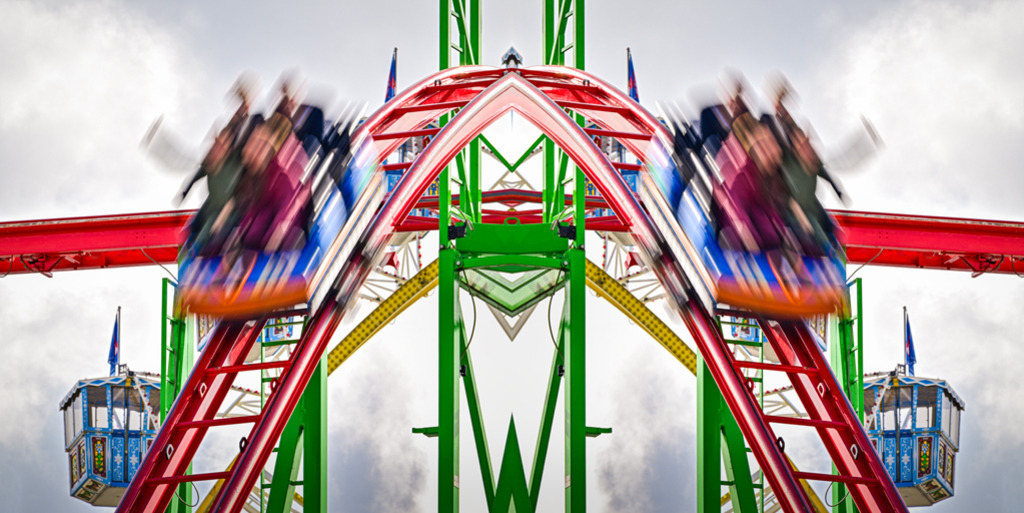 Wilde Maus XXL | Das Fahrgeschäft Wilde Maus XXL ist eine Achterbahn, die hier zum Teil dynamisch verwischt auf dem Hamburger Dom aufgenommen wurde. — Das Bild wurde horizontal gespiegelt. Auflösung des Originals: 11008 x 5504 px. - Realisiert mit Pictrs.com