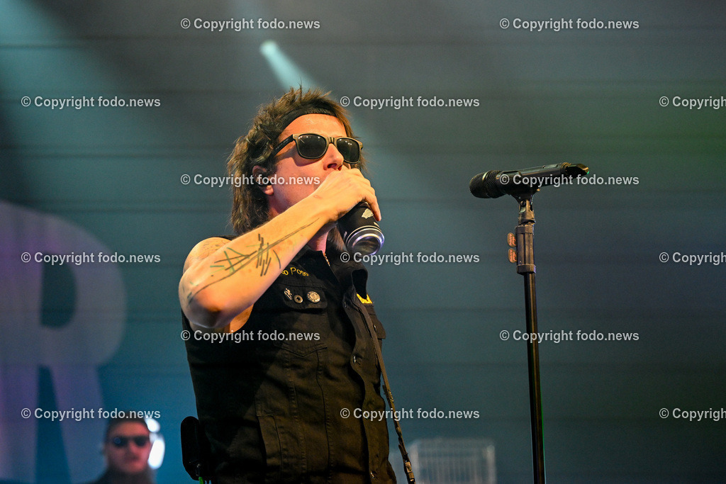 Posthof_ Turbobier_ Konzert_ 15.03.2024-60 | 15.03.2024, Linz, AUT, Posthof, Konzert Turbobier, im Bild Marco Pogo alias Dominik Wlazny (Saenger, Konzepter und Songwriter,  Gitarrist der oesterreichischen Punk-Rock-Band Turbobier, weiters Politiker der Bierpartei, Bezirksrat in Wien Simmering, Praesidentschaftskandidat, Arzt, Mediziner)