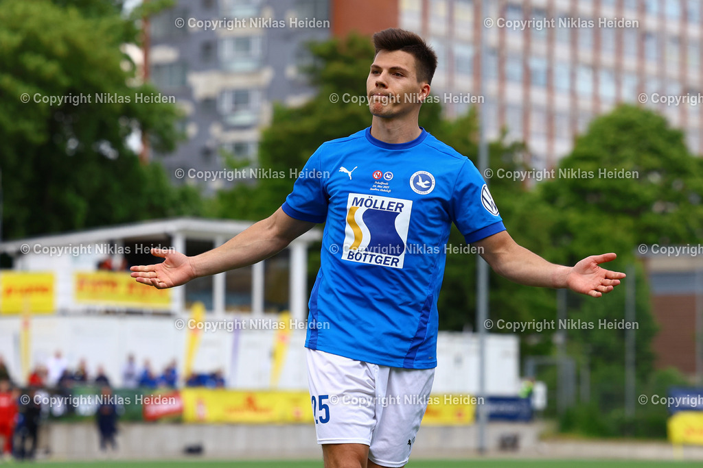 NH_FCEintrachtNorderstedt_USCPaloma_LottoPokal_24052025 | #25 Fabian Jacobs (USC Paloma) jubelt nach seinem Elfmeter in Richtung Norderstedt-Fanblock.Fußball I Herren I Lotto Pokal I Saison 2024-2025 I Finale I FC Eintracht Norderstedt - USC Paloma I 24.05.2025 I Stadion Hoheluft