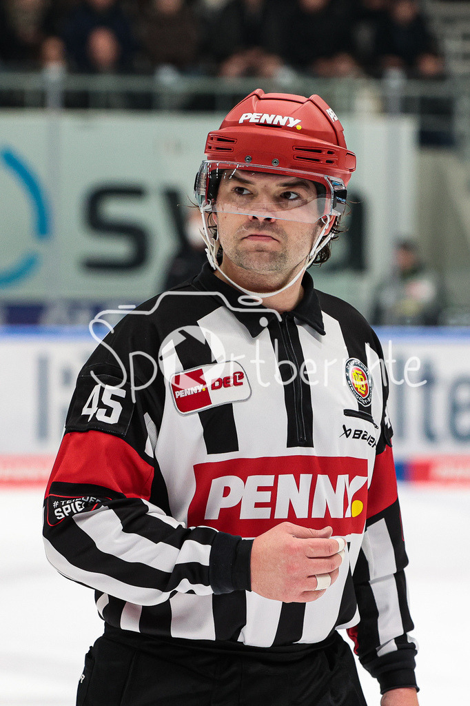 Augsburger Panther - Eisbaeren Berlin | DEL Schiedsrichter Roman GOFMAN in Aktion
