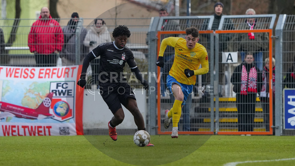 Fußball, Herren, Saison 2025/2026, Regionalliga Nordost, 18. Spieltag, FSV 63 Luckenwalde vs. FC Rot-Weiß Erfurt, Samstag 06.12.2025, Werner-Seelenbinder-Stadion Luckenwalde, | Fußball, Herren, Saison 2025/2026, Regionalliga Nordost, 18. Spieltag, FSV 63 Luckenwalde vs. FC Rot-Weiß Erfurt, Samstag 06.12.2025, Werner-Seelenbinder-Stadion Luckenwalde, Im Bild: Ayooluwa David Adesida (l. Erfurt) und Tim Maciejewski (r. Luckenwalde) - Realisiert mit Pictrs.com