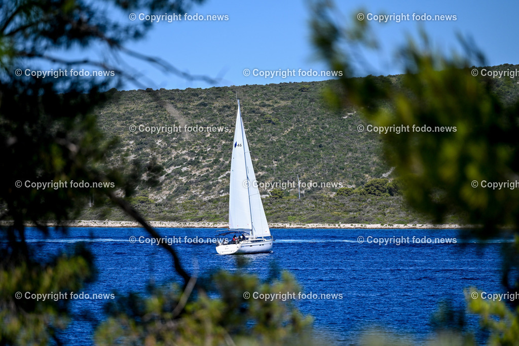 Kroatien_ Brac_ Insel in Dalmatien_ Milna_ 18.07.2025-31 | 18.07.2025, Kroatien, HRV, Brac, Insel in Dalmatien, Milna im Bild Themenbild, Boot, Segelboot, Wind, segeln, Tourismus, Touristen, Durchfahrt Splitska Vrata zwischen den Inseln Solta und Brac, Meer, Adria, Feature, Symbolbild