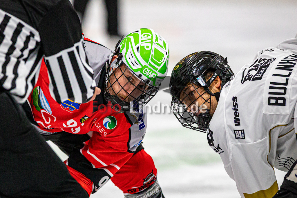 TSV Peißenberg Miners vs EHC Königsbrunn | Eishockey Bayernliga Vorbereitung 2024/2025, TSV Peißenberg Miners vs EHC Königsbrunn, 20240928,Moritz BIRKNER (Miners 95) und Tim BULLNHEIMER (EHC 8) beim Bully,2024-09-28 in Peißenberg (Eisstadion)Moritz BIRKNER (Miners 95), Tim BULLNHEIMER (EHC 8)Copyright: WolfgangxLindner