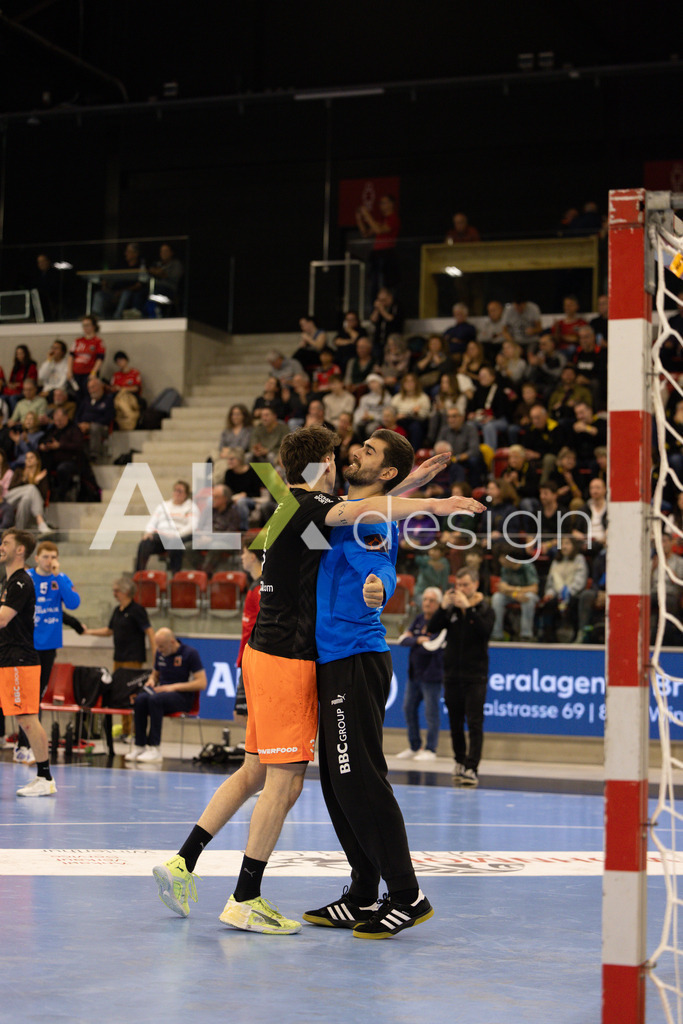 Handballen I Herren I Saison 2025-2026 I Quickline Handball League 2026 | Men I 18. Spieltag I Pfade Winterthur - Kadetten Schaffhausen I 20.12.2025 | 3 Yari Prince (Kadetten Schaffhausen) - Flügel links  I 1 Moreno Car (Kadetten Schaffhausen) - Torhüter - Realisiert mit Pictrs.com