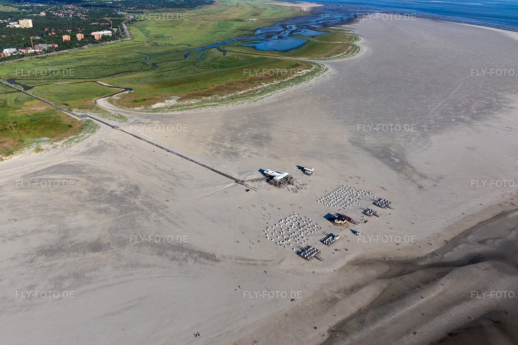 Luftbild: Küsten- Landschaft am Sandstrand der Nordsee im Ortsteil Ording in Sankt Peter-Ording im Bundesland Schleswig-Holstein in Deutschland. Foto: IMG_0007220.jpg vom 10.07.2021 durch Werner Riehm/FLY-FOTO.de
