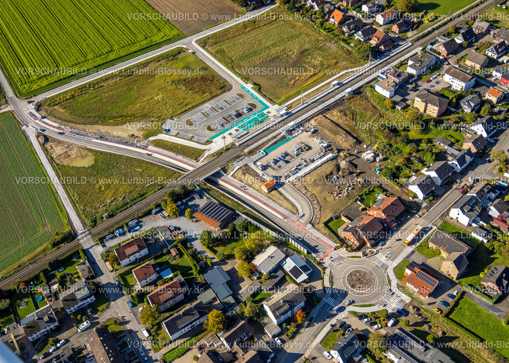 Hamm241007878 | Luftbild, geplante Nahverkehrsverbindung mit Haltepunkt in Westtünnen, Baustelle am Südfeldweg und Von-Thünen-Straße für den künftigen Bahnhaltepunkt, Bahnlinie mit Eisenbahnbrücke und Wohnsiedlung mit Kreisverkehr, Stadtbezirk Rhynern, Hamm, Ruhrgebiet, Nordrhein-Westfalen, Deutschland