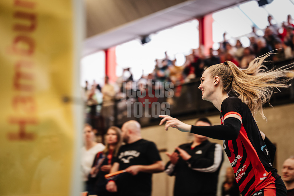 Volleyball | Frauen | Saison 2025/2026 | Volleyball Bundesliga | ETV Hamburger Volksbank Volleys vs. Schwarz-Weiß Erfurt | 15.02.2026 | Alexa Sophie Thaden (#15, ETV Hamburger Volksbank Volleys) läuft in die Halle ein