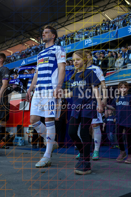07.04.2026, GER, Fussball, Herren, 3. Liga, Saison 2025/2026, MSV Duisburg - VfL Osnabrück | Christian Viet (MSV Duisburg) läuft ein mit Kind 
