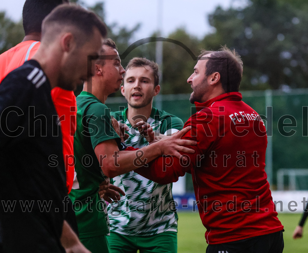 2023-07-25_115_SpVgg_Neuching_gegen_FC_Finsing | Neuching, Deutschland, 25.07.2023:
Fußball, A-Klasse 2023 / 2024, Toto Pokal, SpVgg Neuching gegen FC Finsing, Endergebnis: 2:4

Manuel Fellermair (SpVgg Neuching, #14), Mathias Haberthaler (SpVgg Neuching, #17), Trainer Thomas Bonnet (FC Finsing)

Foto: Christian Riedel / fotografie-riedel.net
