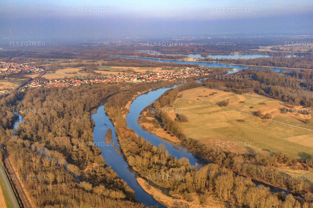 Vue aérienne: Vue du village depuis le sud, à l'embouchure de la Sauer et du Rhin. à Munchhausen dans le département Bas Rhin, France – .Photo: IMG_62604.jpg prise le 07/03/2014 par Werner Riehm/FLY-FOTO.eu – Résolution de l'original: 4752 x 3168 px