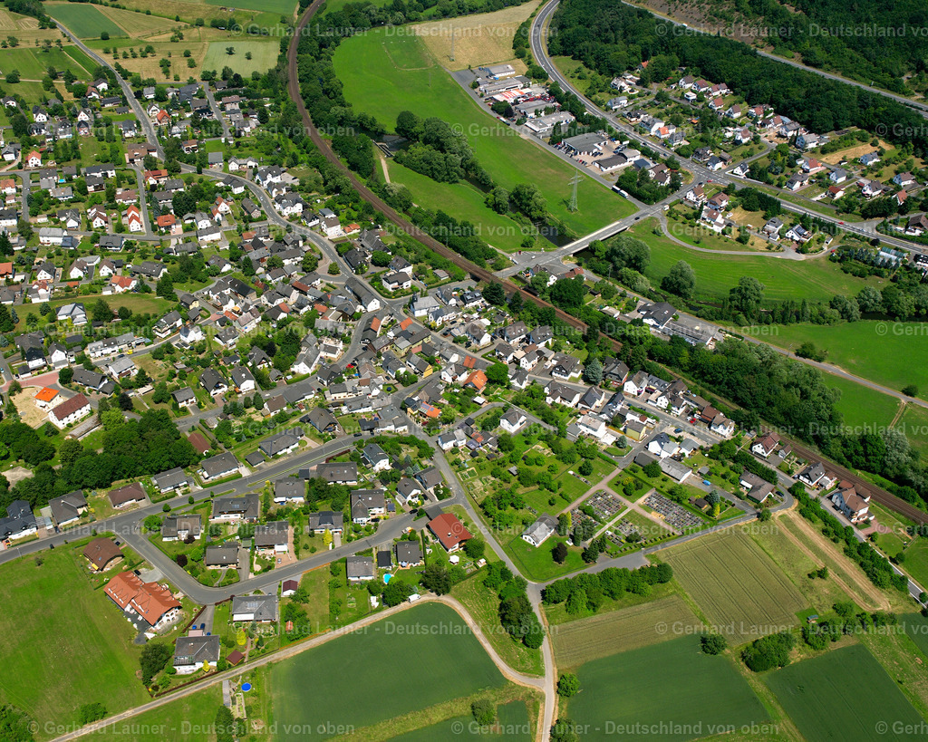 2610680 | EDINGEN 09.06.2006 Wohngebiet einer Einfamilienhaus- Siedlung  in Edingen im Bundesland Hessen, Deutschland // Single-family residential area of settlement  in Edingen in the state Hesse, Germany Foto: Gerhard Launer