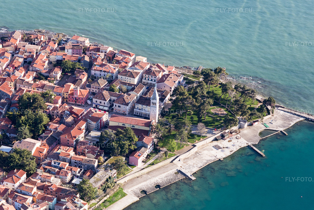 Vue aérienne: Marina avec mouillages et emplacements pour bateaux sur la côte adriatique et la vieille ville d'Istrie - Istarska zupanija à Novigrad dans le département Gespanschaft Istrien, Croatie – .Photo: IMG_106086.jpg prise le 13/04/2018 par Werner Riehm/FLY-FOTO.eu – Résolution de l'original: 5472 x 3648 px
