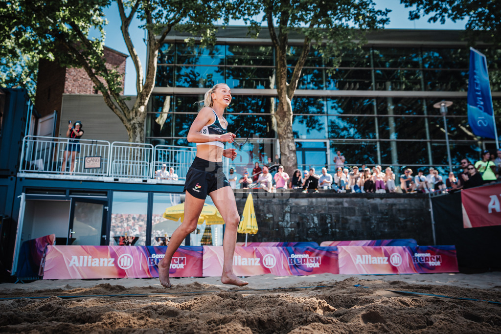 Beachvolleyball | Frauen | Allianz German Beach Tour 2025 | Tourstop Düsseldorf | 11.05.2025 | Emilie Olimstad läuft ins Stadion ein