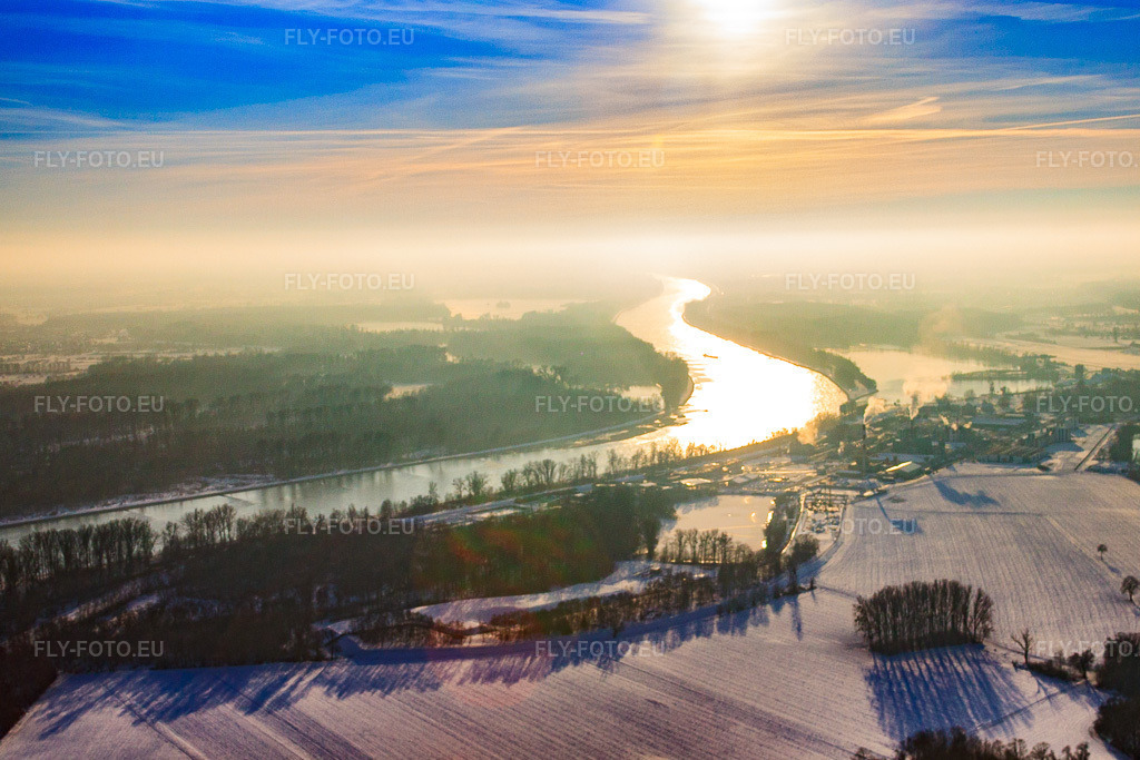 Vue aérienne: Cours du Rhin vers le sud pendant les chutes de neige hivernales à Lauterbourg dans le département Bas Rhin, France. Photo: IMG_36573.jpg prise le 05/01/2011 par Werner Riehm/FLY-FOTO.euRésolution de l'original: 4451 x 2968 px