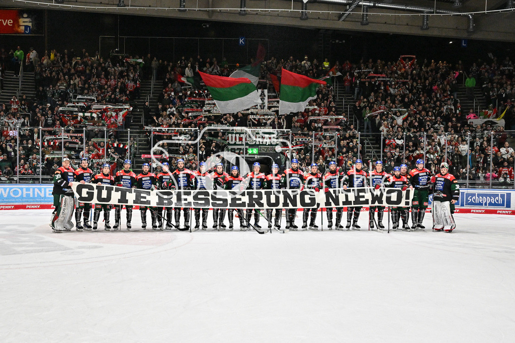 Augsburger Panther - Adler Mannheim | Ein Spruchband fuer den schwer verletzten Marco NIEWOLLIK (Augsburger Panther #28) / Ultras / Gute Besserung / DEL: Augsburger Panther - Adler Mannheim, Curt Frenzel Stadion am 16.02.2025