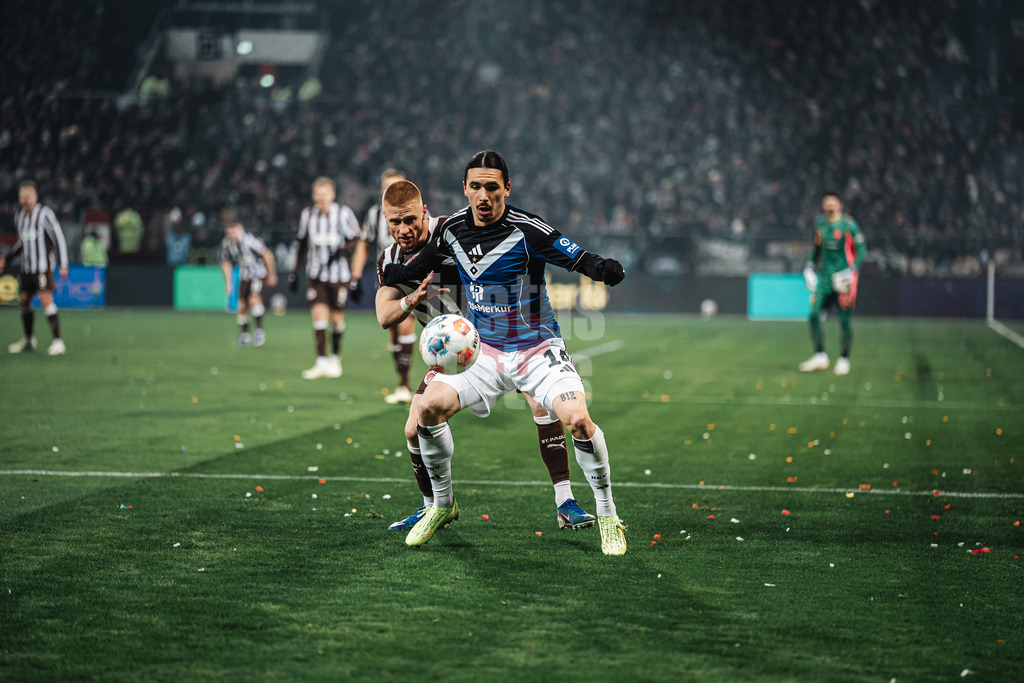 Fußball | Männer | Saison 2025/2026  | Fußball-Bundesliga | 19. Spieltag | FC St. Pauli vs. Hamburger SV | 23.01.2026 | v.l. Louis Oppie (#23, FC St. Pauli) gegen Rayan Philippe (#14, HSV)