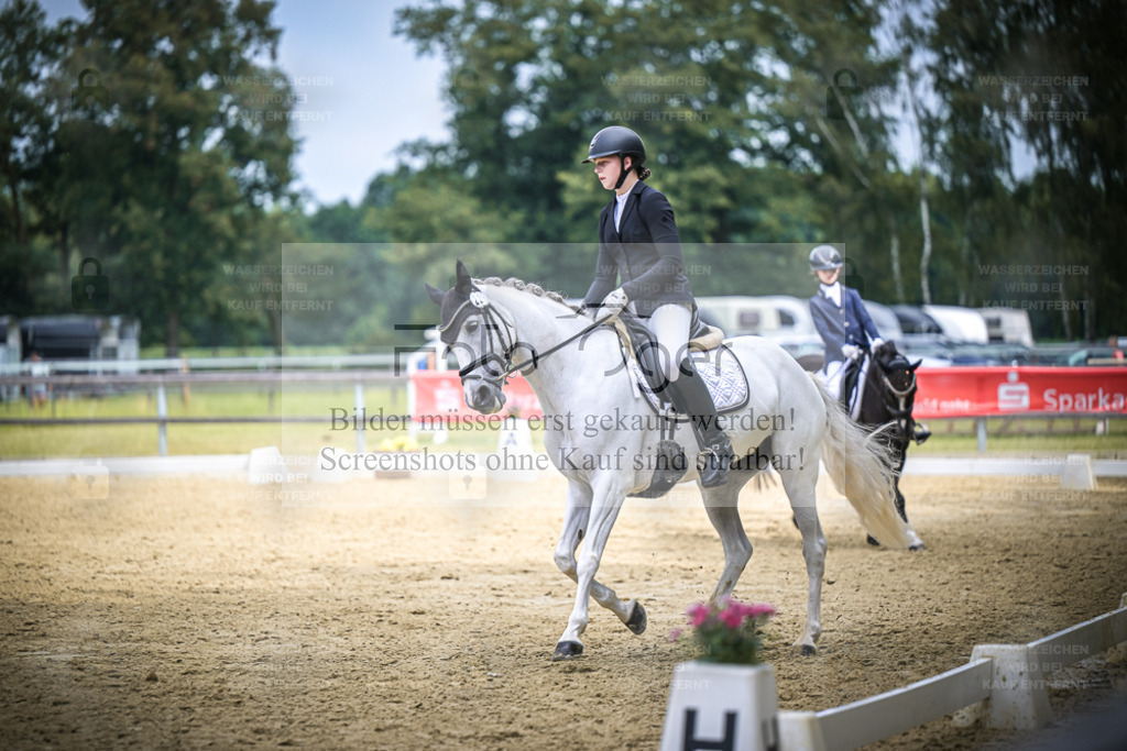 DOS_4707 | Entdecke hochwertige Reitturnierfotos von Foto Oger. Professionell, emotional und authentisch – jetzt Lieblingsmomente im Shop bestellen. - Realisiert mit Pictrs.com
