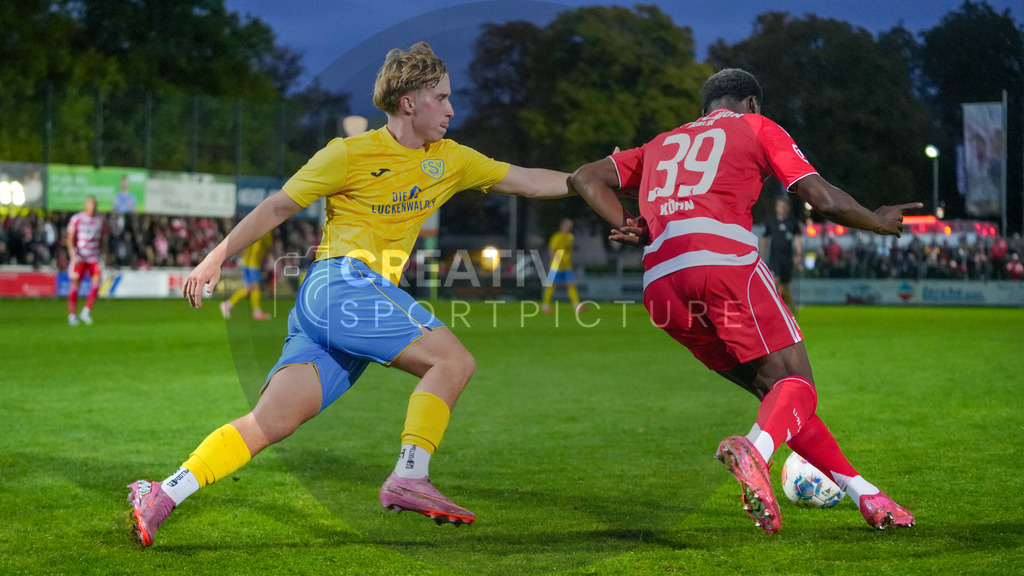 Fußball, Herren, Saison 2025/2026, Testspiel, Freundschaftsspiel, FSV 63 Luckenwalde vs. 1.FC Union Berlin, Mittwoch 08.10.2025, Werner-Seelenbinder-Stadion Luckenwalde, | Fußball, Herren, Saison 2025/2026, Testspiel, Freundschaftsspiel, FSV 63 Luckenwalde vs. 1.FC Union Berlin, Mittwoch 08.10.2025, Werner-Seelenbinder-Stadion Luckenwalde, Im Bild: Fritz Schröder (l. Luckenwalde) und Derrick Köhn (r. Union) - Realisiert mit Pictrs.com