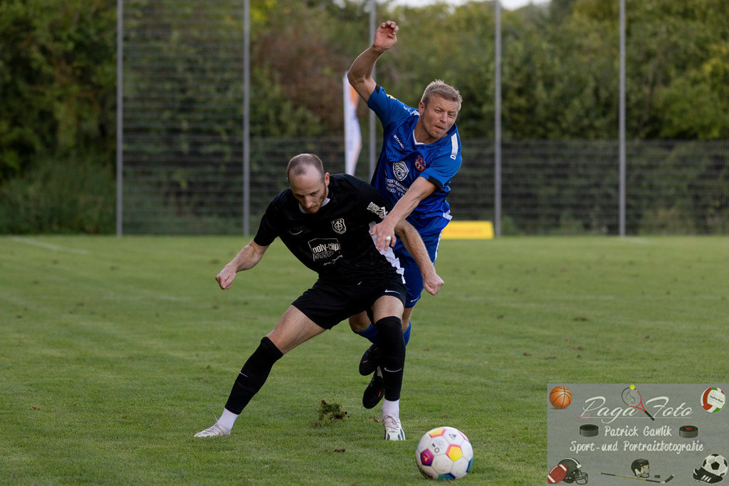 Hessenliga: Türk Gücü Friedberg - FC Eddersheim, 09.08.2024 | Laurin Vogt (FC Eddersheim #8) stellt sich in den Weg von Maik Vetter (Türk Gücü Friedberg #18), Türk Gücü Friedberg - FC Eddersheim, Friedberg, Städtischer Sportplatz, 9.8.2024 - Realisiert mit Pictrs.com