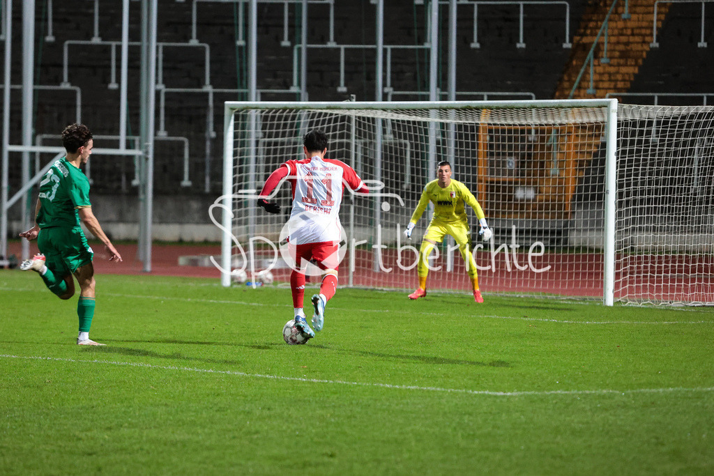 FC Augsburg II - FC Bayern Amateure | Dion BERISHA (FCB #11) auf dem Weg zum tor / Aaron ZEHNTER (FCA #23) / Marcel LUBIK (FCA #1)