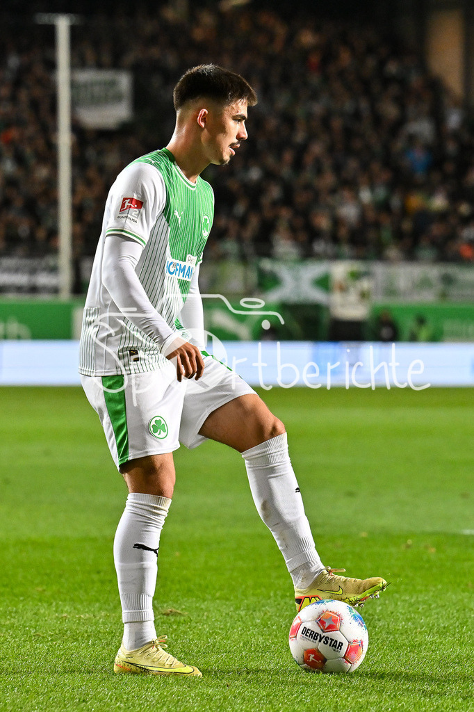 SpVgg Greuther Fürth - Karlsruher SC | FUERTH, GERMANY - OCTOBER 24: with ball Hans Aaron KELLER (SpVgg Greuther Fuerth 16) during the 2. bundesliga match between SpVgg Greuther Fuerth vs. Karlsruher SC on matchday 10 at Sportpark Ronhof Thomas Sommer on October 24, 2025 in Fuerth, Germany / DFL REGULATIONS PROHIBIT ANY USE OF PHOTOGRAPHS AS IMAGE SEQUENCES AND/OR QUASI-VIDEO