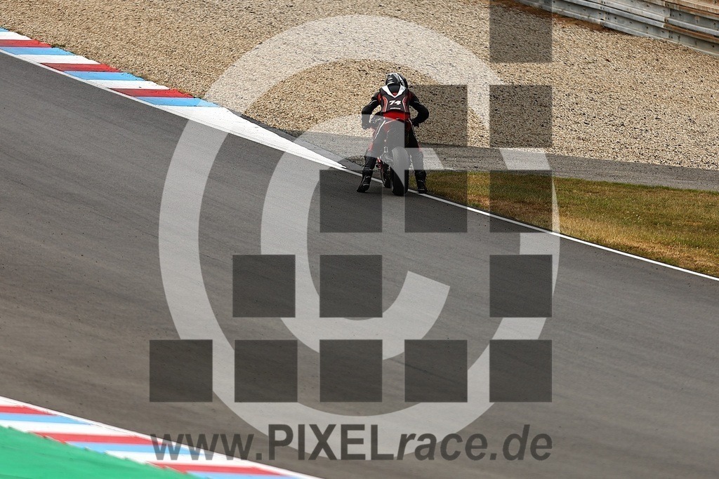 0074-20250829_04216 | Schöne Erinnerungen an spannende Momente - das festzuhalten ist unser Job. PIXELrace.de ist seit 2003 auf den Rennstrecken Europas unterwegs um die Action draußen beim Fahren und die wunderbare Stimmung imm Fahrerlager für euch einzufangen.