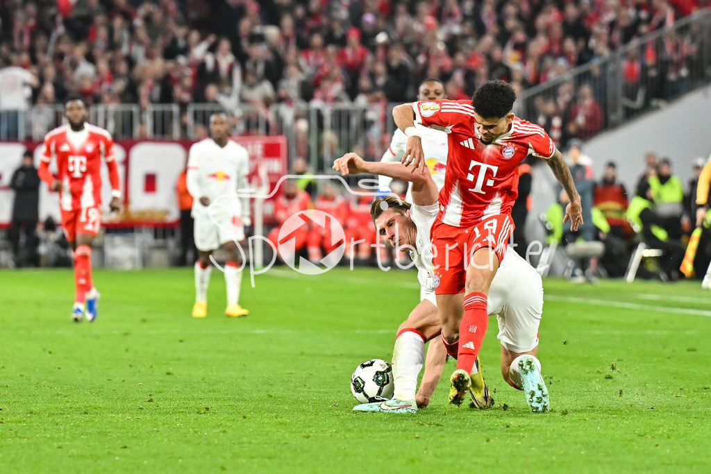 FC Bayern München - RB Leipzig | MUNICH, GERMANY - 11. FEBRUARY: im Duell Willi ORBAN (RB Leipzig 4) und Luis DIAZ (FC Bayern Munich 14) während dem Spiel zwischen dem FC Bayern München und RB Leipzig beim Viertelfinale des DFB-Pokales in der Allianz Arena