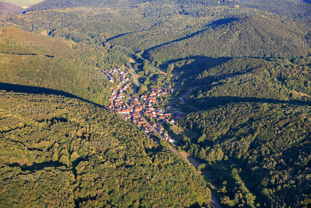Luftbild: Ortsansicht aus Nordwesten in Waldrohrbach im Bundesland Rheinland-Pfalz in Deutschland. – Foto: IMG_157769.jpg vom 18.06.2026 durch Werner Riehm/FLY-FOTO.de – Auflösung des Originals: 6000 x 4000 px