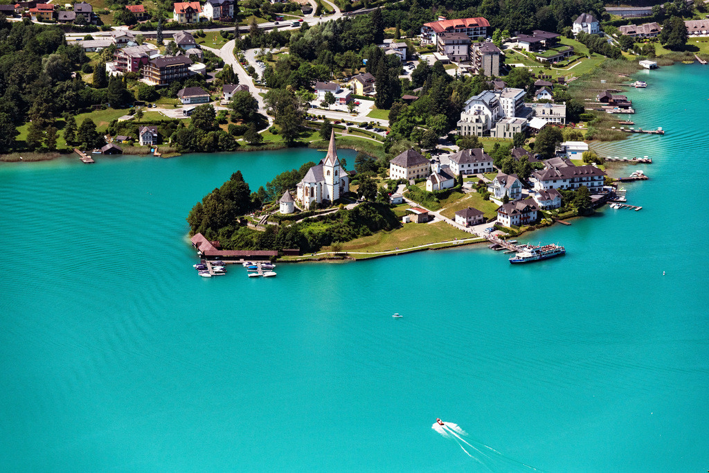 dr__0026036.jpg | MARIA WöRTH 25.06.2019 Ortskern am Uferbereich des Wörthersee in Maria Wörth in Kärnten, Österreich. // Village on the banks of the area Woerthersee in Maria Woerth in Kaernten, Austria. Foto: Daniel Reiter