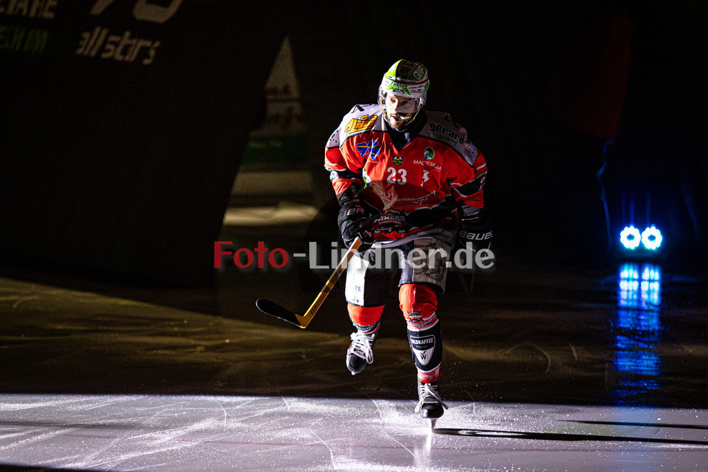 TSV Peißenberg MINERS gegen ESC Kempten SHARKS | Eishockey Bayernliga Herren Pre-Playoffs 2024/25, TSV Peißenberg MINERS gegen ESC Kempten SHARKS, 20250131,Dejan VOGL (MINERS 23) beim Einlauf, Eröffung,2025-01-31 in Peißenberg (Eisstadion Peißenberg)Dejan VOGL (MINERS 23)Copyright: WolfgangxLindner foto-lindner.de