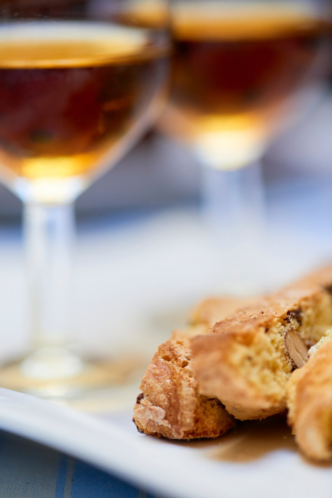 Cantuccini mit Vin Santo | Cortona, Italien - August 29, 2016: Residenza Storica Dolce Maria; Cantuccini mit Vin Santo. - Realisiert mit Pictrs.com
