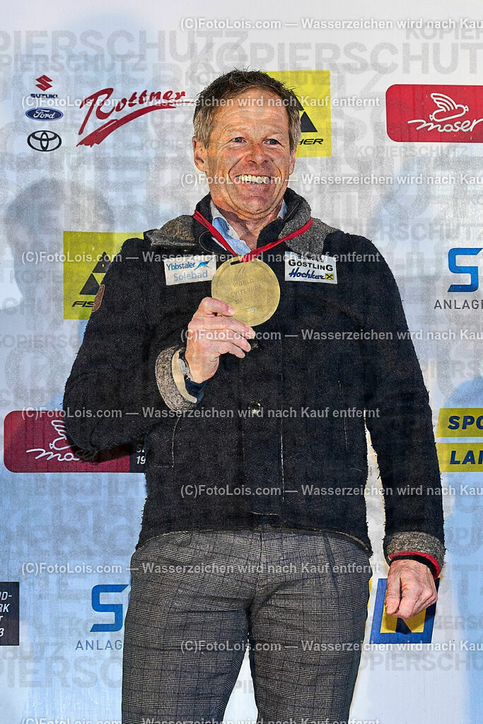 ALP2429_FMC-SL_Kat-A_Siegerehrung | (C)FotoLois.com, Alois Spandl, World Criterium Masters Ski Alpin 2023 Hochkar, WellcomeFeier mit Siegerehrungen Slalom A + GiantSlalom C, Mo 20. März 2023.
