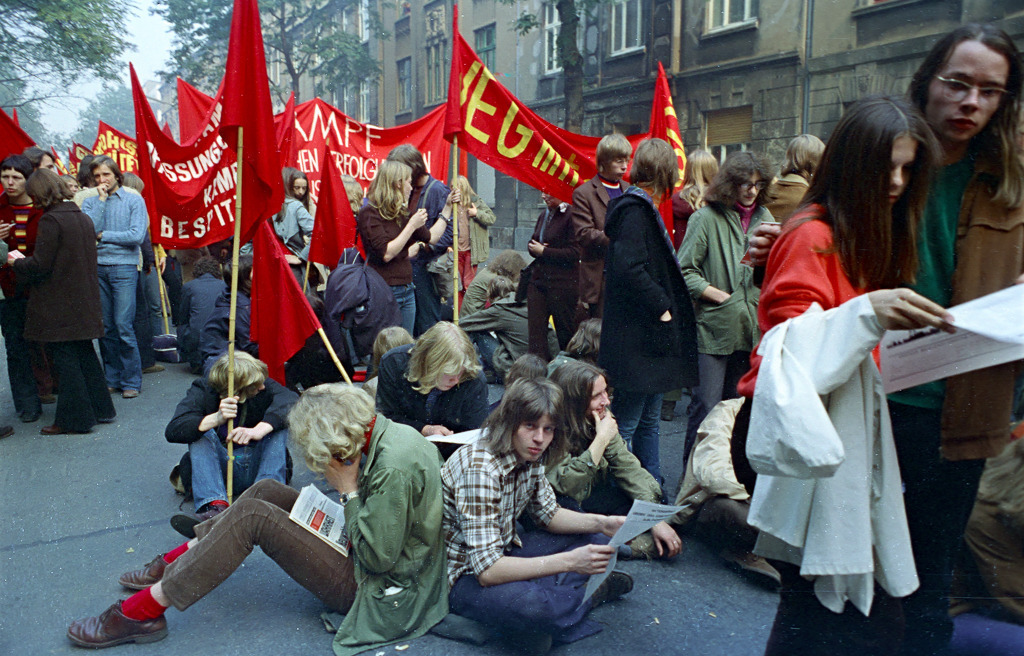 029-IMG158 | Am 8.10.1972 demonstrierten in Dortmund mehrere tausend Angehörige und Sympathisanten aus der Szene der sogenannten K-Gruppen gegen eine Verschärfung des Ausländerrechts. Aus der Studentenbewegung von 1968 waren zahlreiche Organisationen hervorgegangen, die in der Volksrepublik China und in der Politik von Mao Tse-tung Vorbilder sahen. Einflussreiche Gruppierungen in diesem linksradikalen Spektrum waren vor allem die Kommunistische Partei Deutschlands/Marxisten-Leninisten (KPD/ML), die KPD/AO, später KPD genannt, und der Kommunistische Bund Westdeutschland (KBW). In der zweiten Hälfte der 1970er Jahre verloren die K-Gruppen an Bedeutung. Zahlreiche Aktivisten schlossen sich in der Folgezeit der Friedens- und Umweltbewegung und der neuen Partei Die Grünen an. - Realisiert mit Pictrs.com