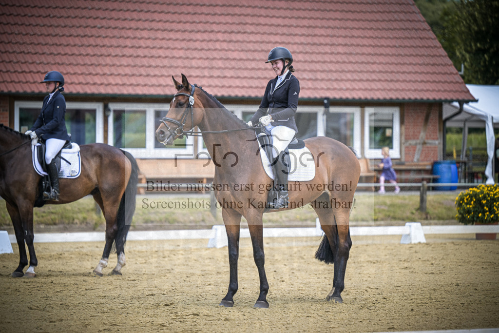 DOS_1200 | Entdecke hochwertige Reitturnierfotos von Foto Oger. Professionell, emotional und authentisch – jetzt Lieblingsmomente im Shop bestellen.Deutschlandweite Turnierfotografie. - Realisiert mit Pictrs.com