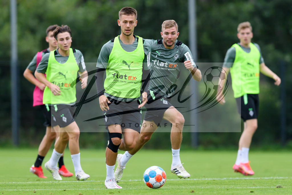 TRABMG20210719_027 | Fussball, Herren: Christoph Kramer (Borussia Moenchengladbach) und Torben Muesel (Borussia Moenchengladbach) im Zweikampf beim Training von Borussia Moenchengladbach waehrend des Trainingslagers auf dem Trainingsplatz am Hotel Klosterpforte am 19.07.2021 in Harsewinkel, Deutschland. - Realisiert mit Pictrs.com