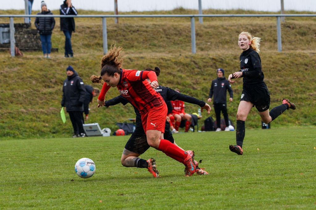 HOHFCH_251109_8593 | 1.FC Heidenheim 1846 II vs. GAST, Fußball, Frauen, Bezirksliga, 2025/2026, X. Spieltag, 03.10.2025 in Heidenheim, Kunstrasen b. Voith-Arena West(Foto: Michael Bulling) - Realisiert mit Pictrs.com