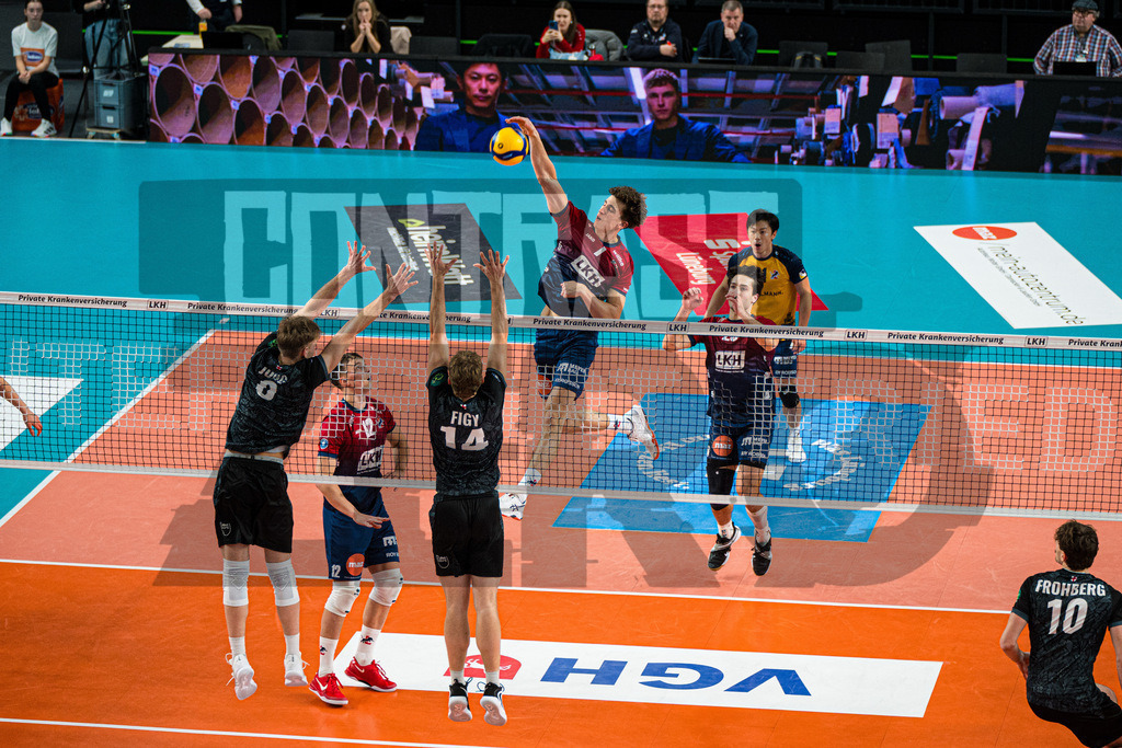 Volleyball I Herren I Saison 2025/2026 I Bundesliga I 8. Spieltag I SVG Lüneburg - FT 1844 Freiburg | Joscha Kunstmann (7, SVG Lüneburg) im Angriff gegen Anton Jung (8, FT 1844 Freiburg) und Charles Figy (14, FT 1844 Freiburg) - Realisiert mit Pictrs.com