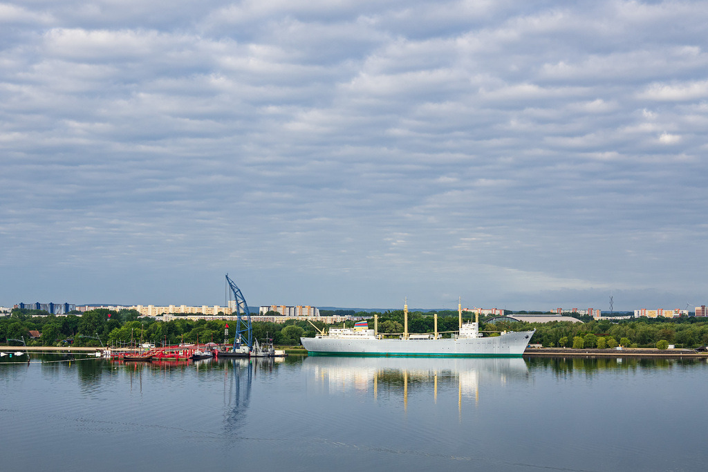 Blick über die Warnow auf das Traditionsschiff in Rostock | Blick über die Warnow auf das Traditionsschiff in Rostock.