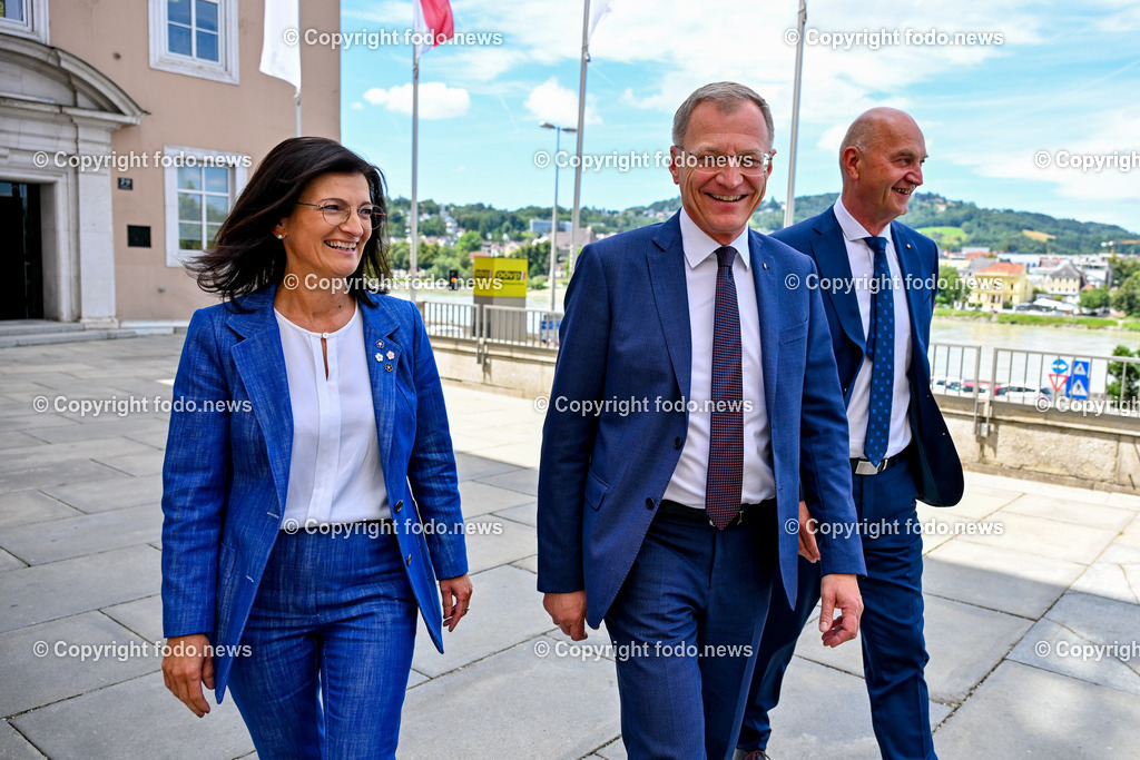 Pressekonferenz OoeVP stellt personelle Weichen_ 05.07.2024-26 | 05.07.2024, Linz, AUT, Pressekonferenz OoeVP stellt personelle Weichen - Verlaesslich fuer Oberoesterreich, im Bild Margit Angerlehner (VP, LAbg.), LH Thomas Stelzer (VP, Landeshauptmann Ooe), Christian Doerfel (VP, LAbg., Klubobmann, Bgm. Steinbach an der Steyr)