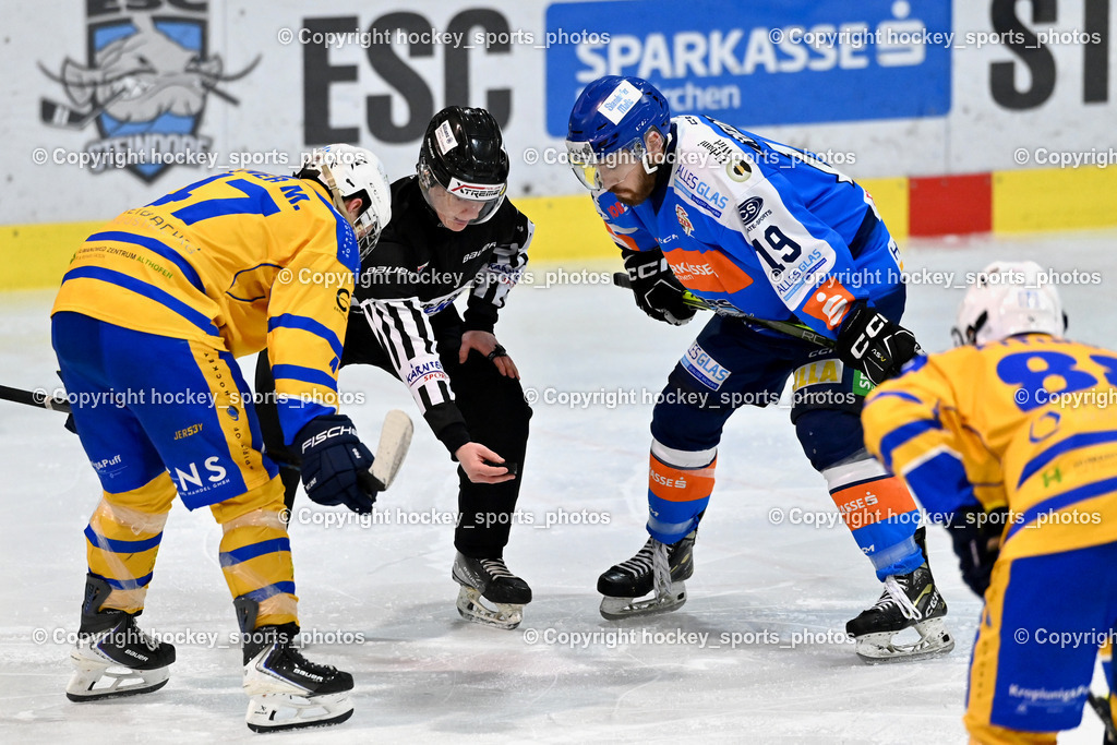 ESC SPARKASSE STEINDORF vs. EHC Althofen | #47 Rainer Michael EHC Althofen, #19 Friedrich Lukas ESC Steindorf, Frieser Alexander Referee, ESC SPARKASSE STEINDORF vs. EHC Althofen, ESC SPARKASSE STEINDORF vs. EHC Althofen am 06.03.2026 in Steindorf (Ossiachersee Halle), Austria, (Photo by Bernd Stefan)