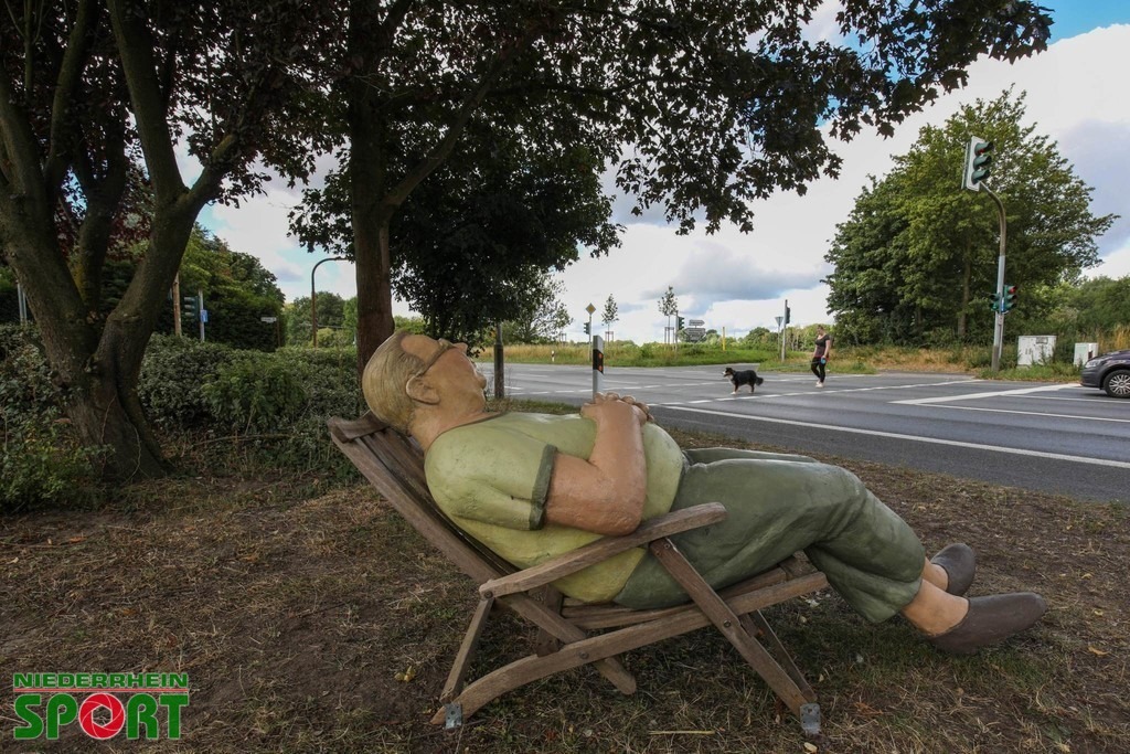 Sonnenanbeter_02 | Die „Alltagsmenschen“ der Künstlerin Christel Lechner zu Gast in der Grafenstadt Moers. Auf einem Rundgang durch die Moerser Innenstadt warten nun rund zwei Dutzend liebevoll gestaltete „Alltagsmenschen“ noch bis Ende Oktober darauf, den Betrachtern ein Schmunzeln ins Gesicht zu zaubern.

„Mit meiner Kunst und meinen Arbeiten möchte ich die Menschen berühren und sie dort abholen, wo sie stehen. Und wenn mir das gelingt, ist das wirklich beflügelnd“, so Christel Lechner. - Realisiert mit Pictrs.com