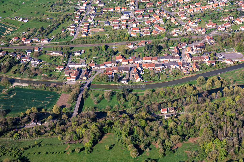 Aerial view: Saar Canal Lock Écluse n°23 de Zetting in Zetting in the state Moselle, France.Photo: IMG_154589.jpg taken on 04/18/2026 by Werner Riehm/FLY-FOTO.comResolution of the original: 6000 x 4000 px