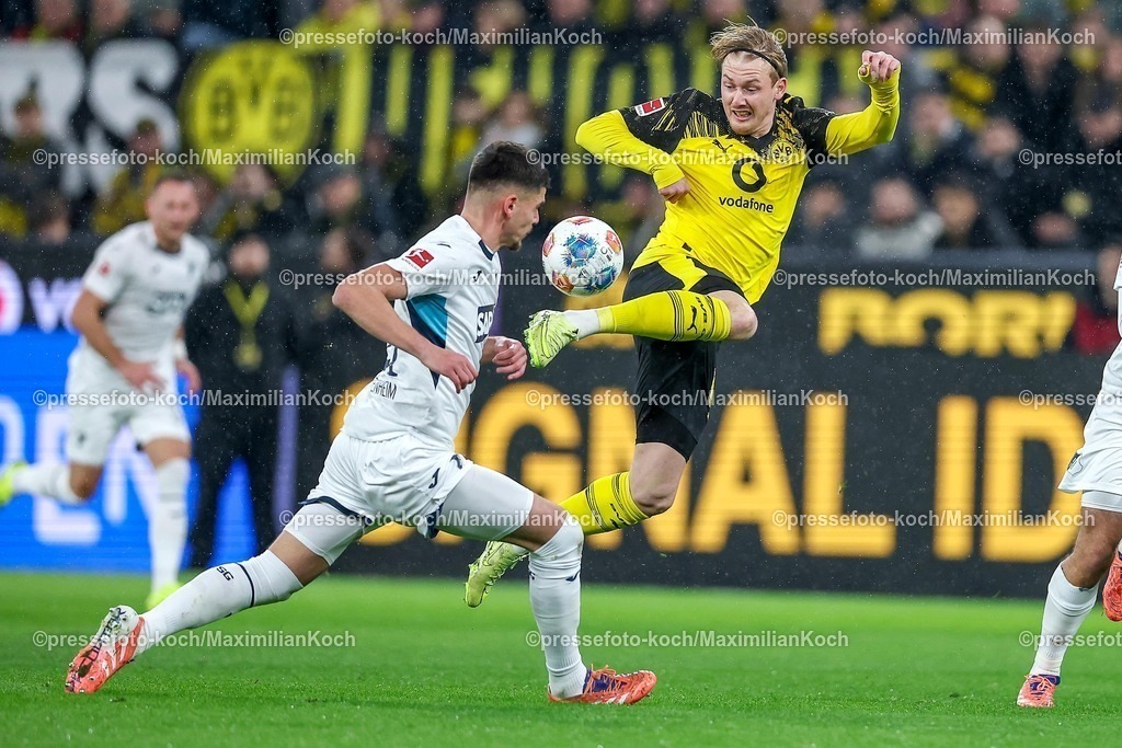 BVB07122501010 | 07.12.2025, Fußball, Borussia Dortmund - TSG 1899 Hoffenheimt, 1. Fußball Bundesliga, 13. Spieltag, Signal Iduna Park, Saison 2025 2026: Julian Brandt&nbsp;(BVB #10) im Zweikampf gegen  Albian Hajdari&nbsp;(TSG Hoffenheim #21)    DFB regulations prohibit any use of photographs as image sequences and or quasi-video.