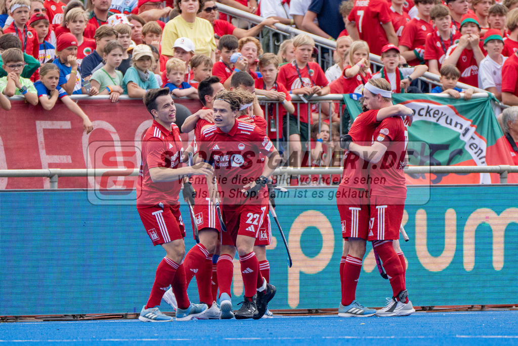 Final4_20250601-1411-HK108589 | Krefeld, Deutschland, 01.06.2025:  Feldhockey Final4 2025 – „Deutsche Feldhockey-Meisterschaften 2025“ Crefelder HTC - Rot-Weiss Köln (Finale Herren) im Gerd-Wellen-Hockeyanlage am 01.06.2025 in Krefeld, Deutschland. (Foto von Kramhöller/Fehrmann/Kaste)Krefeld, Germany, 01.06.2025: Feldhockey Final4 2025 – „Deutsche Feldhockey-Meisterschaften 2025“ Harvestehuder HTC - Düsseldorfer HC (Finale Damen) in Gerd-Wellen-Hockeyanlage at 01.06.2025 in Krefeld, Deutschland. (Foto from Kramhöller/Fehrmann/Kaste)