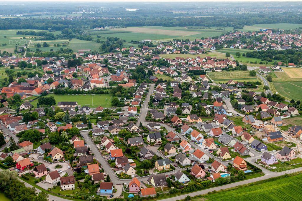 Vue aérienne: Champs agricoles et terres arables à Stattmatten dans le département Bas Rhin, France. Photo: IMG_28808.jpg prise le 14/06/2010 par Werner Riehm/FLY-FOTO.eu – Résolution de l'original: 4472 x 2981 px