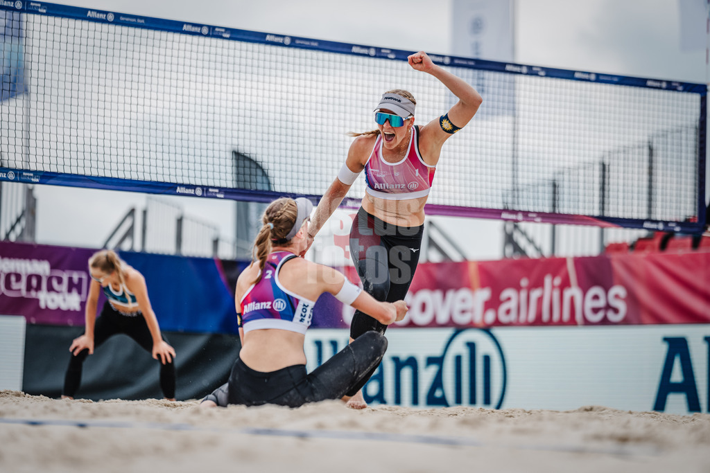 Beachvolleyball | Frauen | German Beach Tour 2024 | Tourstop Bremen | 07.06.2024 | Melanie Paul (stehend) jubelt mit Marie Schieder (sitzend)