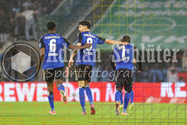 1. FC Köln vs Hamburger SV - 1. Bundesliga  | Köln, Deutschland, 02.11.25:   Jean-Luc Dompe (Hamburger SV) Torjubel, jubelt mit seiner Mannschaft nach dem Treffer zum 2:1 waehrend des Spiels der Bundesliga zwischen  1. FC Köln vs Hamburger SV in der RheinEnergieStadion(Foto von Brauer-Fotoagentur / Adrian Schlueter)