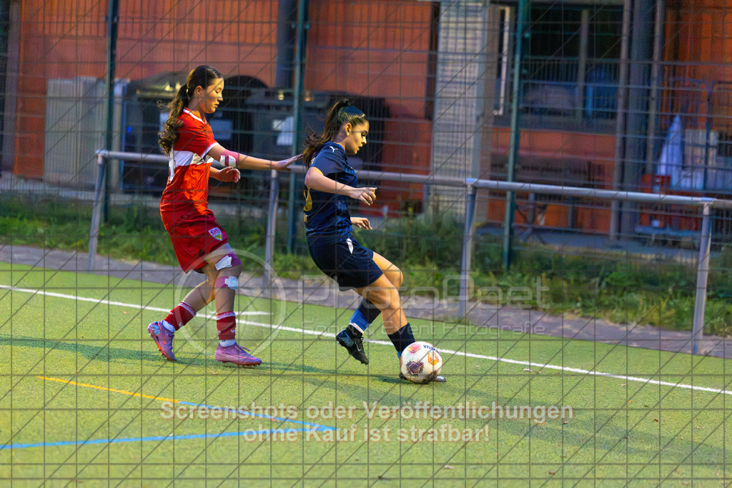 20261007_190209_0056_(c)_by_PhotoPeet | #,ASV Spartania Eislingen (blau) vs. VFB Stuttgart (rot), Fußball, Verbandspokal der B-Juniorinnen,  Saison 2026/2027, Kunstrasenplatz, Öschhalle, 73054 Eislingen, 07.10.2026 - 18:30 Uhr,Foto: PhotoPeet / Sport- &amp; Eventfotografie / Peter Harich