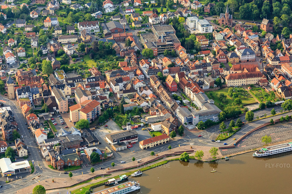 Luftbild: Klostergarten und Mainparkplatz vor der Altstadt in Miltenberg im Bundesland Bayern in Deutschland. Foto: IMG_089620.jpg vom 11.06.2016 durch Werner Riehm/FLY-FOTO.de